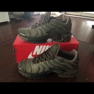 olive green nike air max plus